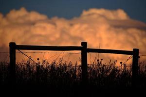 stormwolken bouwen in het schilderachtige saskatchewan foto