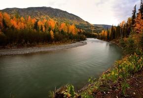 herfstkleuren langs de noordelijke rivier van british columbia foto
