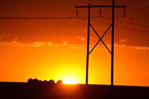 prachtige zonsondergang achter de elektriciteitstorens van Saskatchewan foto