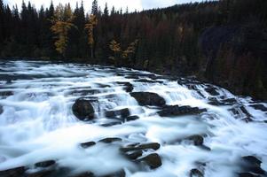 bovenaanzicht van de kinuseo-watervallen in alberta foto