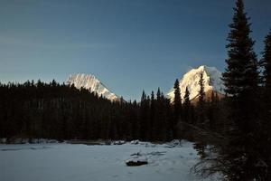 rotsachtige bergen in de winter foto