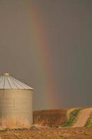 regenboog die achter de graanschuur in Saskatchewan valt foto