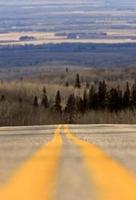 gele linnes snelweg rijden bergpark manitoba foto