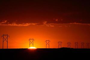 prachtige zonsondergang achter de elektriciteitstorens van Saskatchewan foto