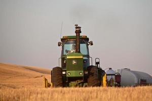 boer bezig met lentezaaien in saskatchewan foto