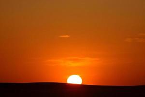 ondergaande zon aan de horizon in saskatchewan