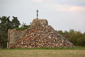 puin van een oude plattelandskerk in het schilderachtige Saskatchewan foto