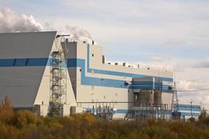 weidemeerpomp en papierfabriek in het schilderachtige Saskatchewan foto