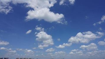 het prachtige zomerse uitzicht op de lucht met de witte wolken en de blauwe lucht in de lucht foto