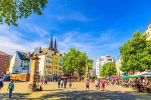 Keulen, Duitsland, 23 augustus 2019 kleurrijke gebouwen, jan-von-werth-denkmal monument in Keulen foto