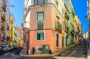 kruispunt van typische smalle straatjes met kleurrijke veelkleurige traditionele gebouwen en huizen in het historische stadscentrum van Lissabon foto