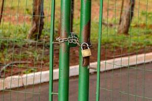 groene metalen poort op slot foto