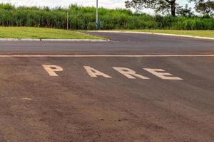 stop verkeersbord geschilderd op asfalt in het Portugees foto