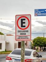 teken exclusieve parkeerplaats voor ouderen foto