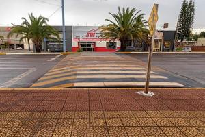 zebrapad op verkeersdrempel foto