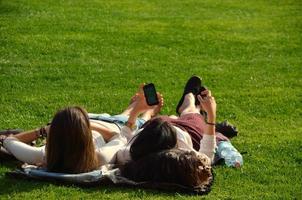 twee jonge vrouwen in het gras foto