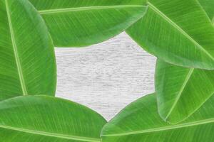 bananenblad textuur op de witte houten tafel foto