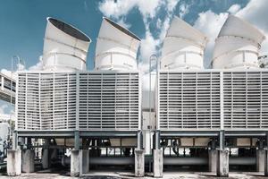 koelleidingensysteem van de productiefabriek, de toren van gekoelde koelmachines en pijpleidingapparatuur van de verwerkende industrie. hvac koelsystemen en distributie stalen leidingen. airconditioning foto