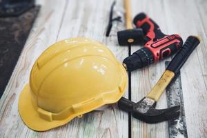 huisonderhoud en doe-het-zelfgereedschap, veiligheidsuitrusting en handgereedschap voor doe-het-zelf houten werk op tafelhoutachtergrond. gereedschap voor timmerwerk voor het bouwen van reparaties en houten handwerk foto