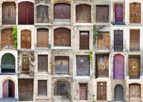 de set van oude houten deuren in spanje foto
