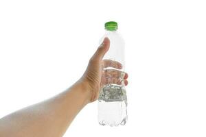 hand met fles water geïsoleerd op een witte achtergrond. met uitknippad foto