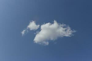 enkele witte wolk op blauwe hemelachtergrond. foto