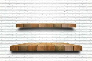 lege houten plank op oude witte bakstenen muurtextuur. voor displayproducten. foto