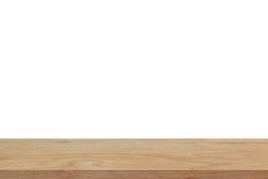 houten plank tafel geïsoleerd op een witte achtergrond. leeg houten voor reclame of display product. foto