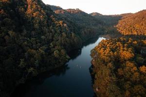 mooie hoge hoek uitzicht op natuur meer en bos in de ochtend, pang ung, mae hong son, thailand foto