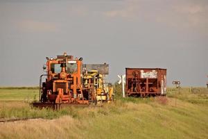 werk- en ertswagons geparkeerd op ongebruikte spoorbanen foto