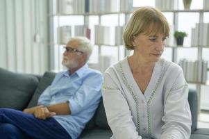 senior blanke mensen die zich depressief en overstuur voelen foto