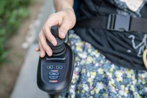 Aziatische dame vrouw patiënt op elektrische rolstoel met joystick op verpleegafdeling ziekenhuis, gezond sterk medisch concept foto