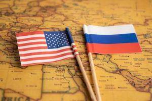 bangkok, thailand - 1 februari 2022 rusland en usa amerika vlag op vintage wereldkaart achtergrond. foto