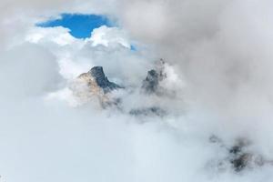dikke mist op de goulet van de bergpas. georgia, svaneti.caucasus mountains foto
