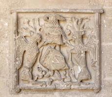 oud wapenschild op de muur in de kathedraal van beziers foto