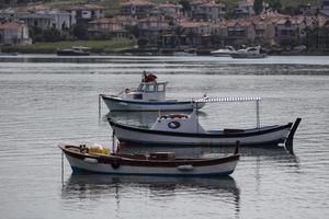 afgemeerde boten met reflecties. vissersboot op de cunda balakesir kalkoen. foto