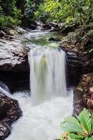 verbazingwekkende waterval in groen bos laong rung waterval yala thailand foto