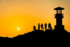 khao lak lichtbaken, prachtige zonsondergang op het strand van Nang Thong, Khao Lak, Thailand. tropische kleurrijke zonsondergang met bewolkte hemel. patronentextuur van zand op het strand, andamanzee phang nga thailand foto