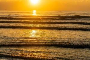 zon en zee zonsondergang achtergrond. natuur samenstelling. foto