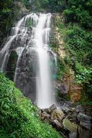 verbazingwekkende waterval in groen bos, de terrestrische halaza-waterval is in bang lang nationaal park tham thalu, bannang sata, yala thailand foto
