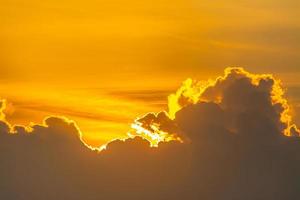 zon en zee zonsondergang achtergrond. natuur samenstelling. foto