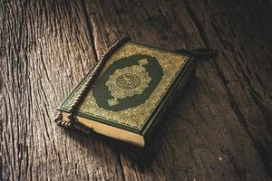 koran heilig boek van moslims openbaar item van alle moslims op tafel, stilleven. foto