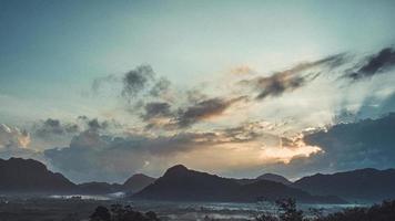 ochtendmening van berglandschap met mist op hemel en wolkenachtergrond in phatthalung-provincie, zuidelijk van thailand. foto