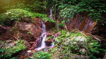 verbazingwekkende waterval in groen bos laong rung waterval yala thailand foto