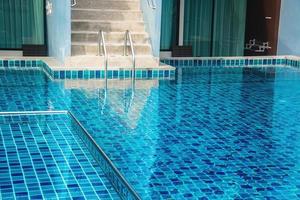 trap van zwembad met blauw water foto