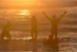 mensen die 's avonds op het strand spelen wazige foto