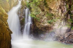 verbazingwekkende waterval in groen bos laong rung waterval yala thailand foto