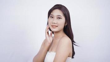 Aziatisch meisje make-up schattige glimlach hand tot oor geïsoleerd op een witte achtergrond foto