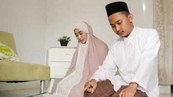 Aziatisch paar dat thuis samen bidt foto