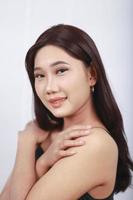 Aziatische schoonheid lachende hand op de schouder geïsoleerd op een witte achtergrond foto